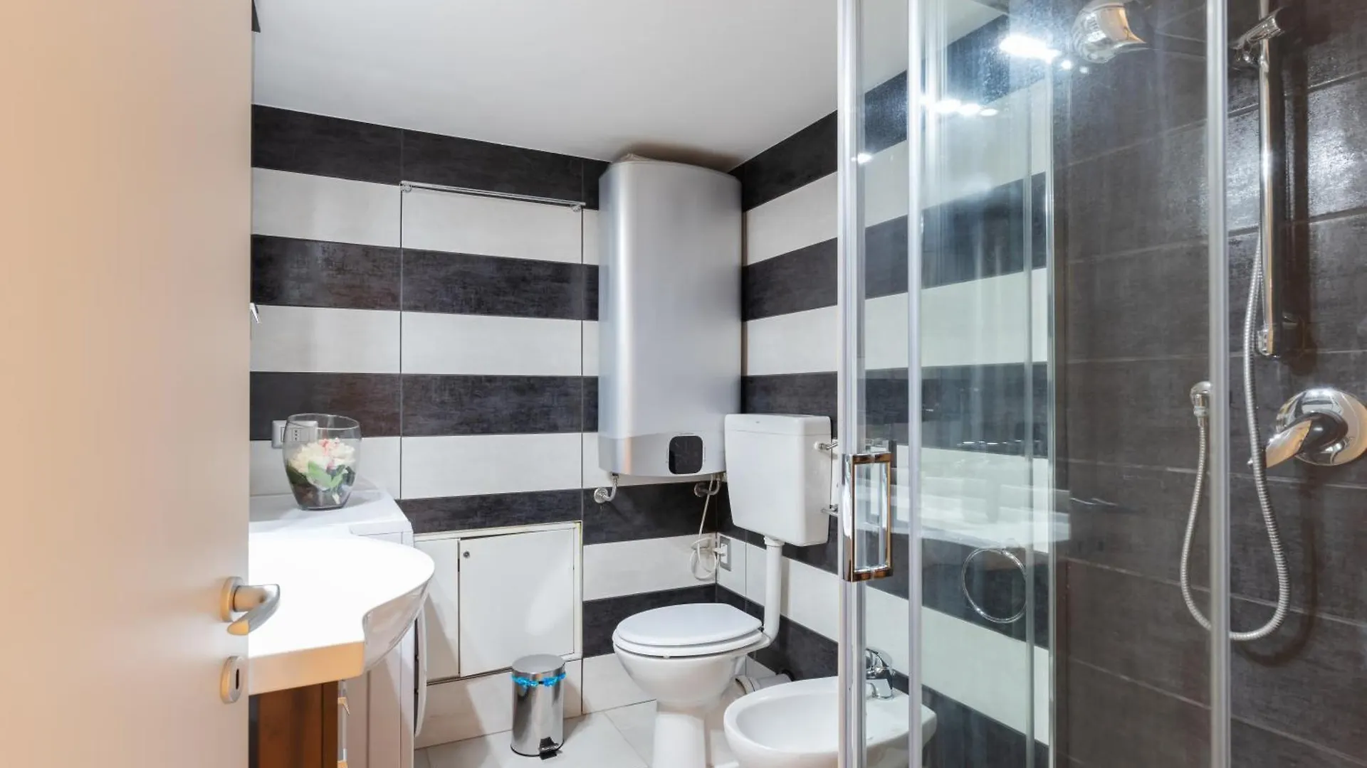2 Suite Con 2 Bagni Privati - De Angeli Suites Milan Apartment